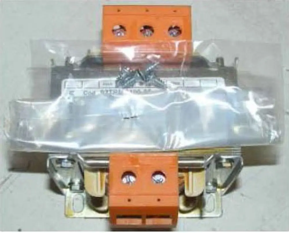 Transformator von Remeha in Kunststoffverpackung, ausgestattet mit orangefarbenen Terminals und Befestigungsschrauben, für die Umwandlung von 230V auf 24V.
